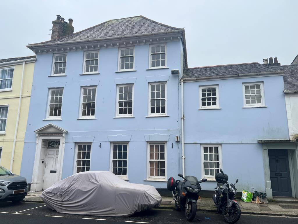 Lot: 82 - LARGE PERIOD HOUSE COMPRISING FIVE SELF-CONTAINED FLATS FOR UPDATING - Front elevation of building